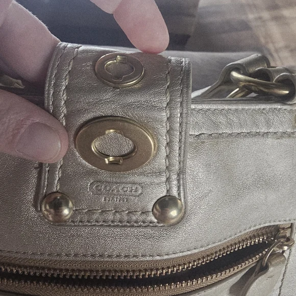 Coach Lily Legacy, Gold Metalic With Turnlock. - Picture 9 of 16